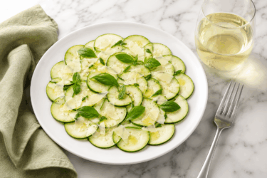 Carpaccio di zucchine crude: il piatto fresco che risolve la cena