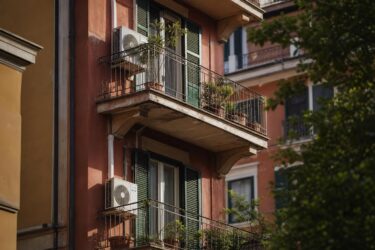 Il condizionatore del vicino fa rumore? Cosa puoi chiedere per legge