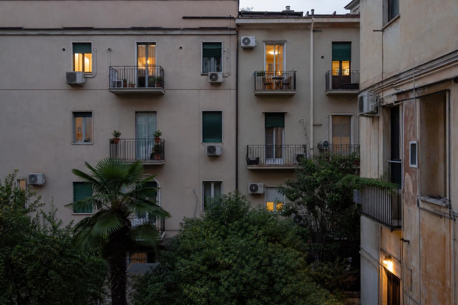 Il condizionatore del vicino fa rumore? Cosa puoi chiedere per legge - approfondimento