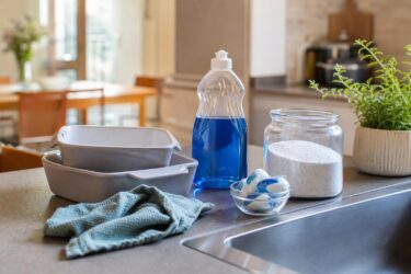 Detersivo per lavastoviglie: 9 usi furbi in casa e dove non usarlo
