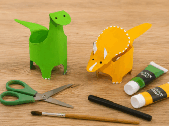 Dinosauro da cartone e rotoli di cartaigienica: idea di riciclo creativo