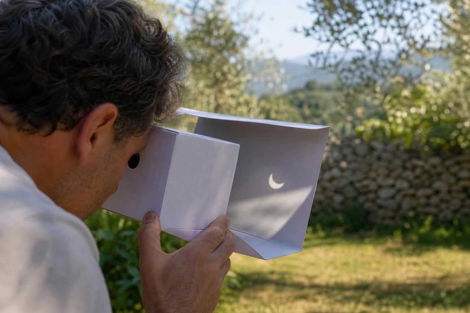 Eclissi di Sole del 12 agosto: come guardarla senza rischi per gli occhi - approfondimento