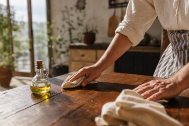 Olio d’oliva in casa: 8 usi pratici per legno, pelle e metalli