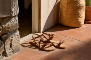 Piedi gonfi con i sandali? Gli errori estivi che li peggiorano
