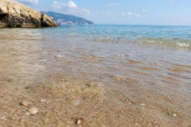 Puntura di tracina al mare: i gesti giusti per calmare il dolore