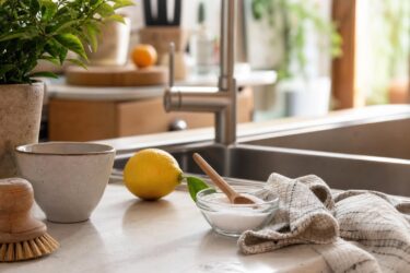 Sale fino in casa: 9 trucchi pratici per pulire, deodorare e sbiancare