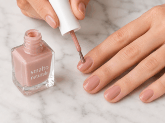 Smalto naturale e unghie sane: cosa scegliere e 2 ricette fai da te davvero efficaci