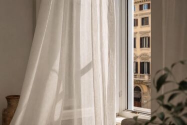 Tende bianche ingiallite? I 3 rimedi naturali che le fanno tornare luminose