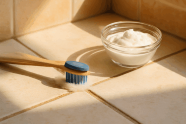 Pulire le fughe delle piastrelle annerite: 4 ricette naturali a confronto