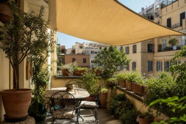 Vela ombreggiante sul balcone: la soluzione semplice per stare fuori anche ad agosto