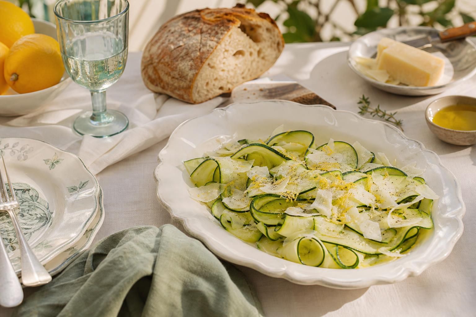 Zucchine crude al limone e parmigiano: l’insalata estiva pronta in 10 minuti - approfondimento