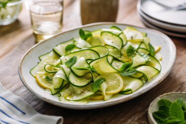 Zucchine marinate senza cottura: il contorno fresco che salva la cena