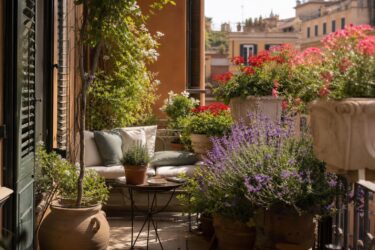 Balcone verde anche ad agosto: le scelte giuste per averlo fresco e pieno