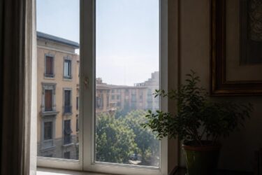 Bianco di Spagna sui vetri: quando aiuta davvero contro il caldo