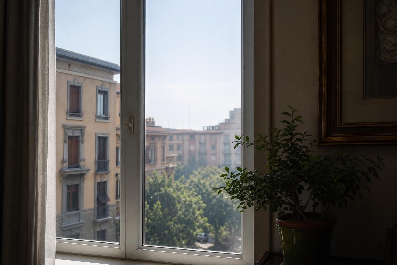 Bianco di Spagna sui vetri: quando aiuta davvero contro il caldo