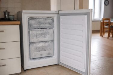 Freezer pieno di ghiaccio? Sbrinarlo bene ti fa consumare meno