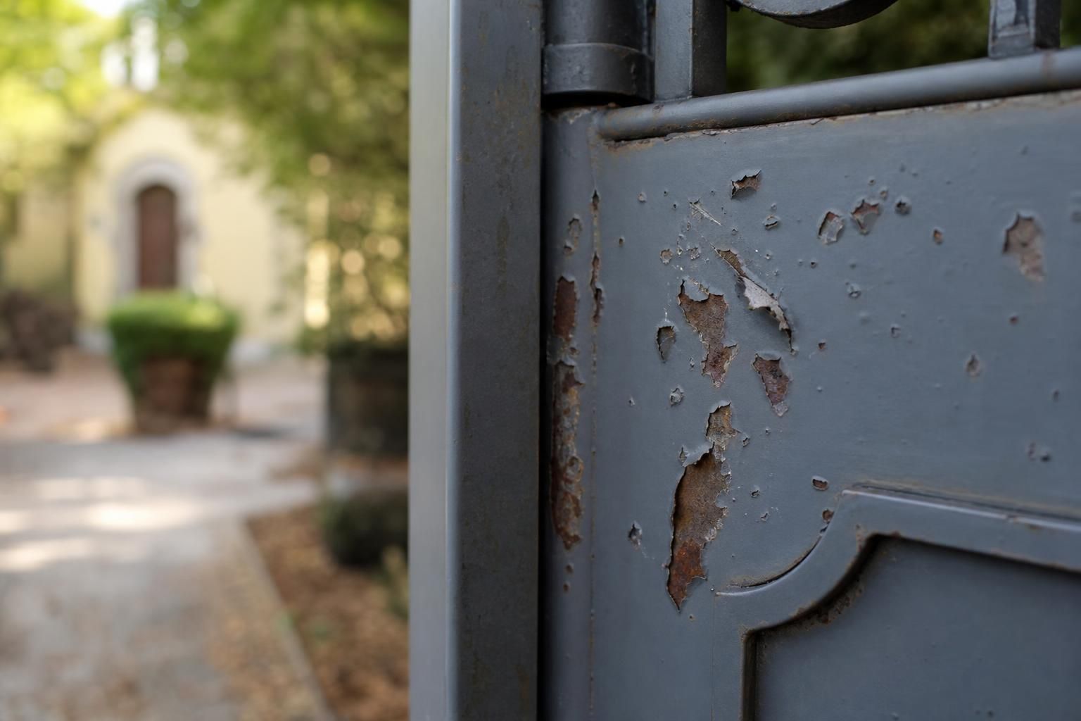 Graffi sul cancello in metallo? I rimedi giusti per sistemarlo senza rovinarlo