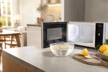 Microonde che sa di cibo? Il limone lo rinfresca in pochi minuti