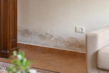 Muri umidi in basso? Il fai-da-te che aiuta a fermare la risalita