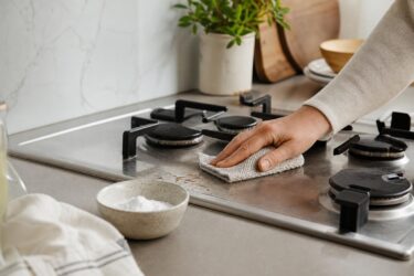 Piano cottura con croste dure? 3 rimedi naturali che non graffiano