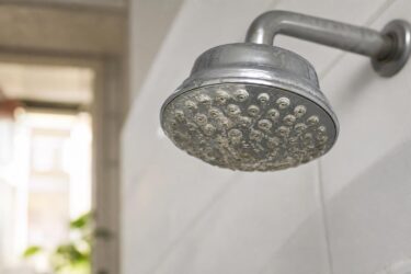 Soffione della doccia pieno di calcare? L’aceto ti aiuta a liberarlo