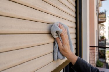 Tapparelle piene di polvere? 3 rimedi naturali per pulirle senza smontarle