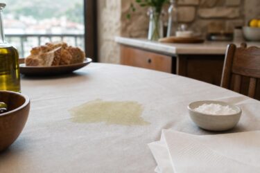 Tovaglie unte dopo pranzo? 3 rimedi naturali che funzionano davvero
