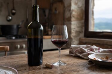Vino che sa di tappo? Prima di buttarlo, prova questi usi utili