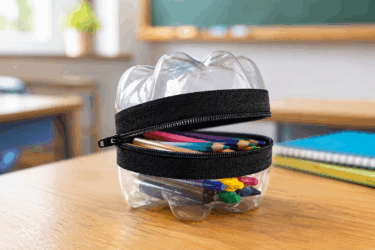 Astuccio trasparente con zip da una bottiglia di plastica: un facile tutorial di riciclo creativo