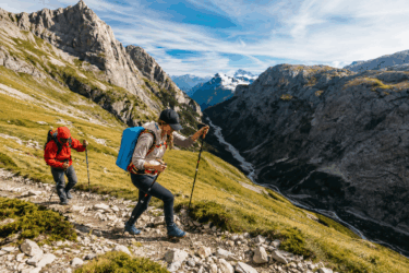 Trekking a settembre: le regole da seguire, cosa mettere nello zaino e come scegliere l’itinerario giusto