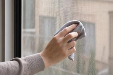 Zanzariere piene di polvere? I metodi pratici per pulirle senza smontarle